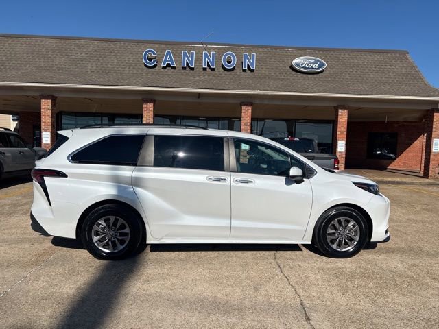 Used 2024 Toyota Sienna XLE image 8