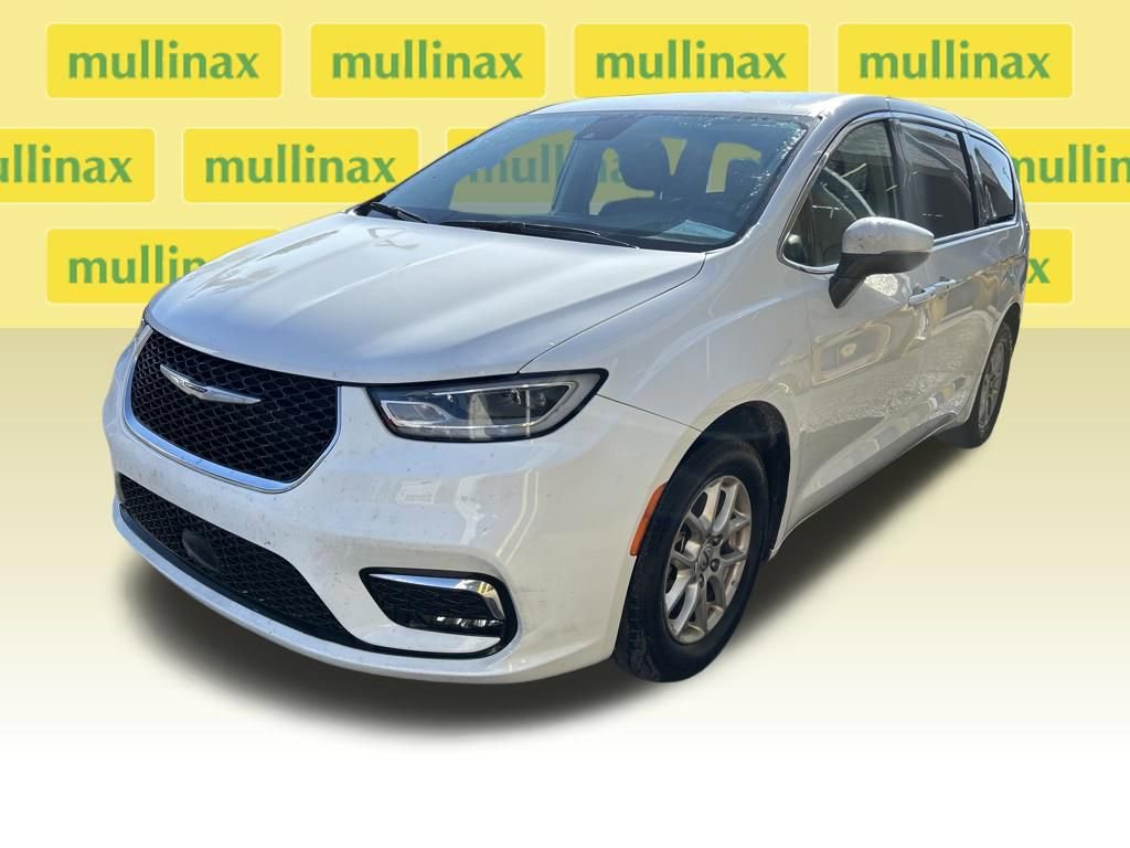 Used 2023 Chrysler Pacifica Touring-L image 4