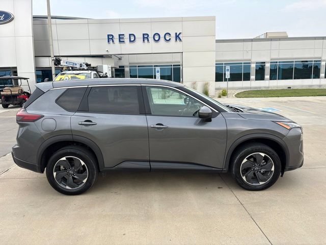 Used 2025 Nissan Rogue SV AWD/4WD image 2