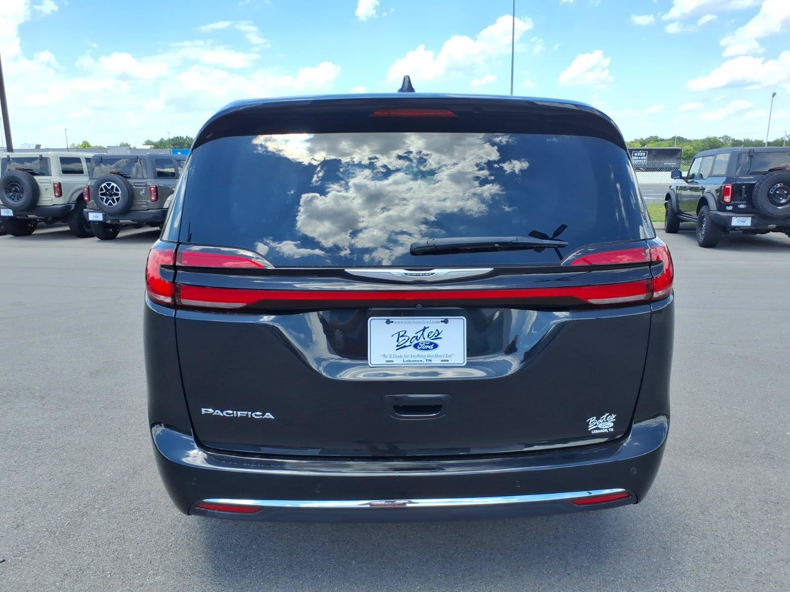 Used 2023 Chrysler Pacifica Touring-L FWD image 4
