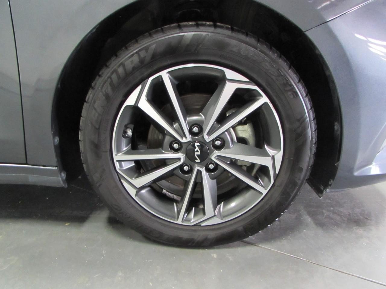Used 2024 Kia Forte LXS FWD image 9