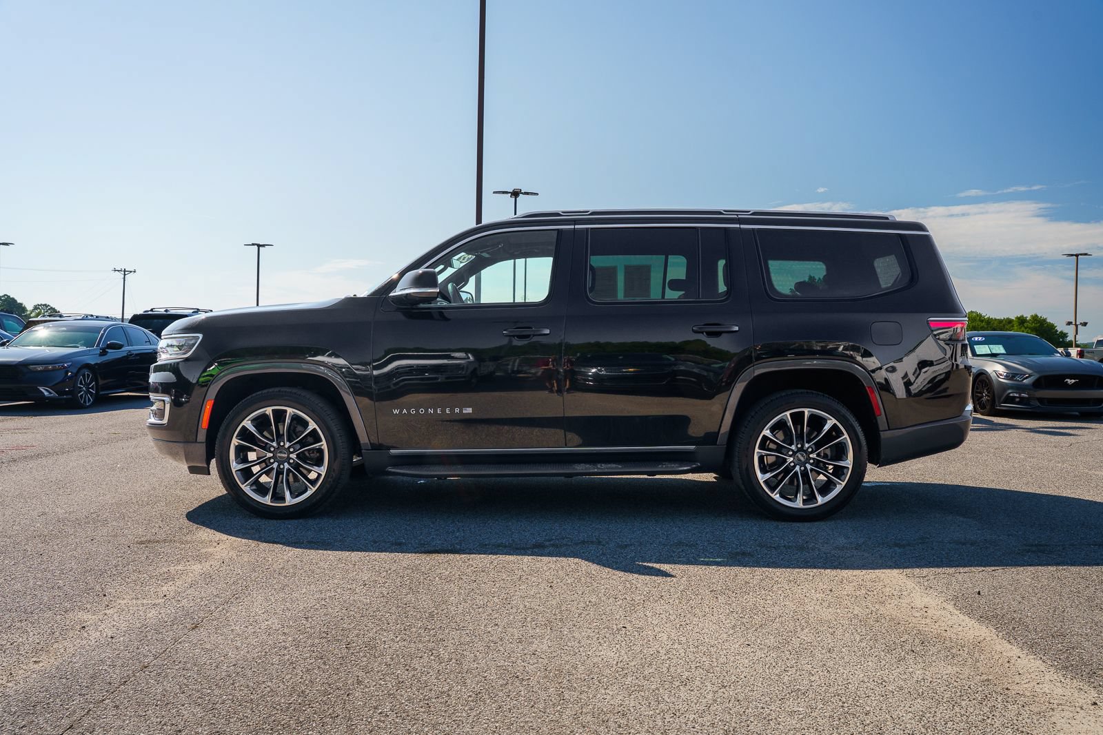 Used 2022 Jeep Wagoneer Series II w/ Premium Group I AWD/4WD image 4