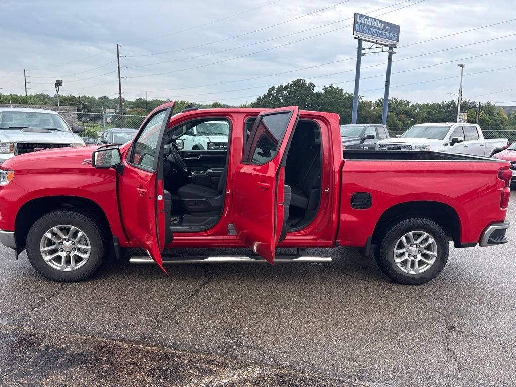 Used 2025 Chevrolet Silverado 1500 LT w/ Z71 Off-Road Package AWD/4WD image 4