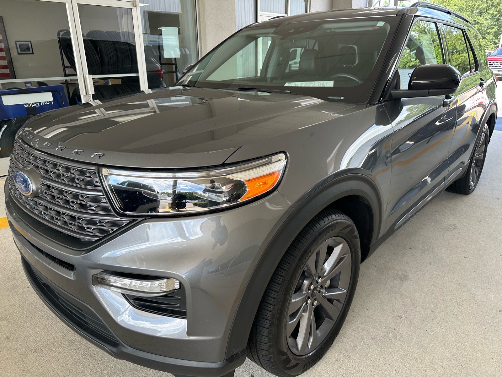 Certified 2022 Ford Explorer XLT w/ Equipment Group 202A RWD image 3
