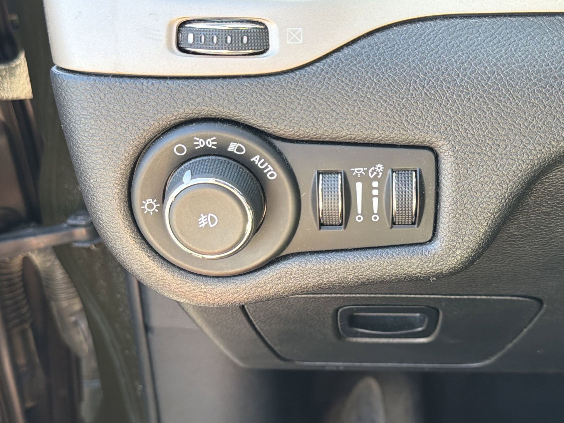 Used 2017 Jeep Cherokee Latitude w/ Safety/Convenience Group image 7