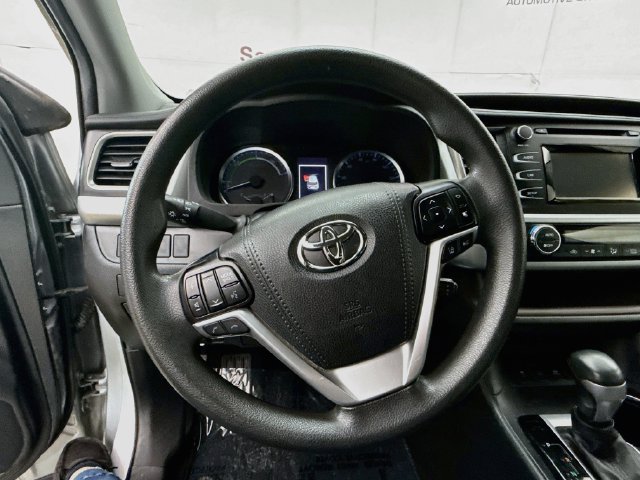 Used 2019 Toyota Highlander LE AWD/4WD image 11