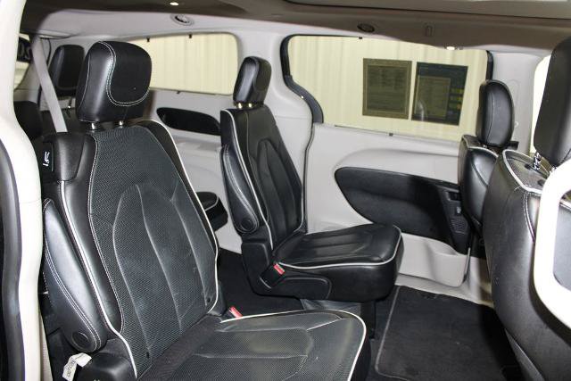 Used 2023 Chrysler Pacifica Limited FWD image 29