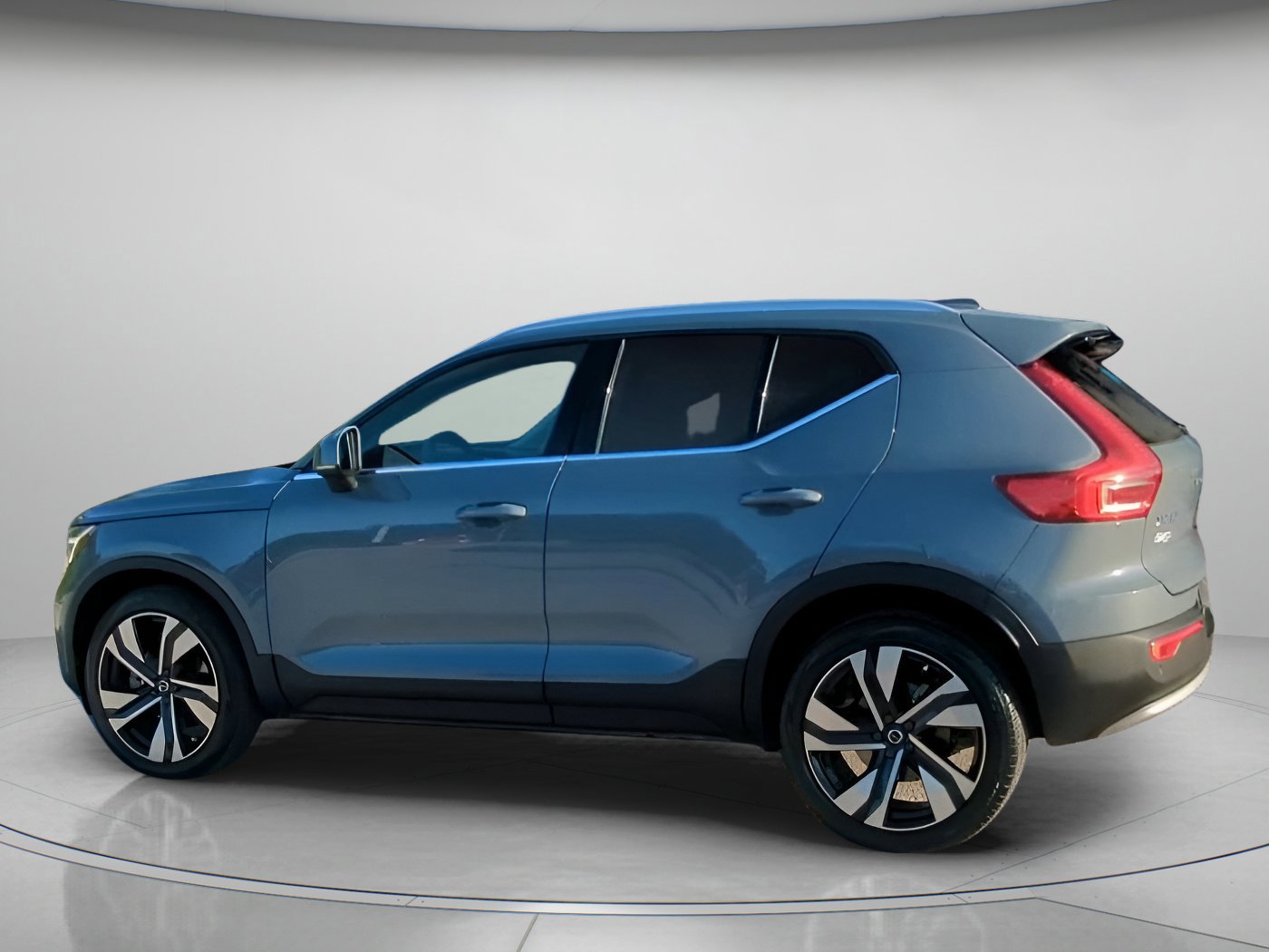 Used 2023 Volvo XC40 B5 Plus w/ Protection Package Premier image 11