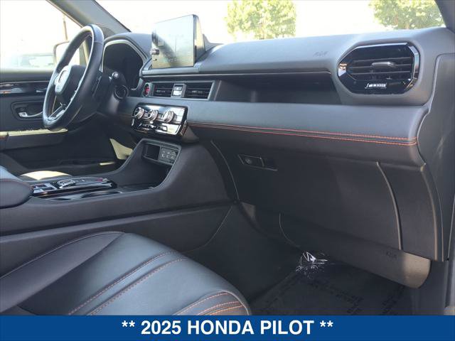 Used 2025 Honda Pilot TrailSport image 23