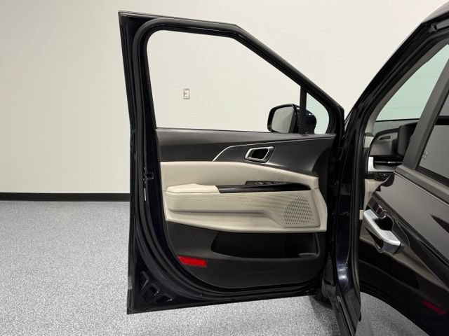 Used 2023 Kia Carnival LX FWD image 13