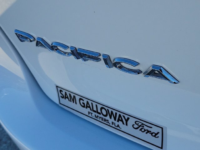 Used 2024 Chrysler Pacifica Limited w/ Uconnect Theater Family Group FWD image 9