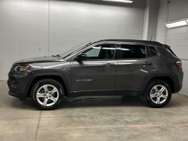 Used 2024 Jeep Compass Latitude AWD/4WD image 2