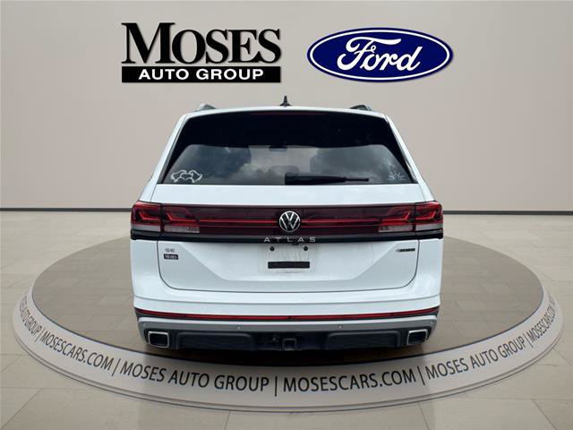 Used 2024 Volkswagen Atlas Peak Edition SE AWD/4WD image 4