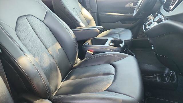 Used 2025 Chrysler Pacifica Select image 35