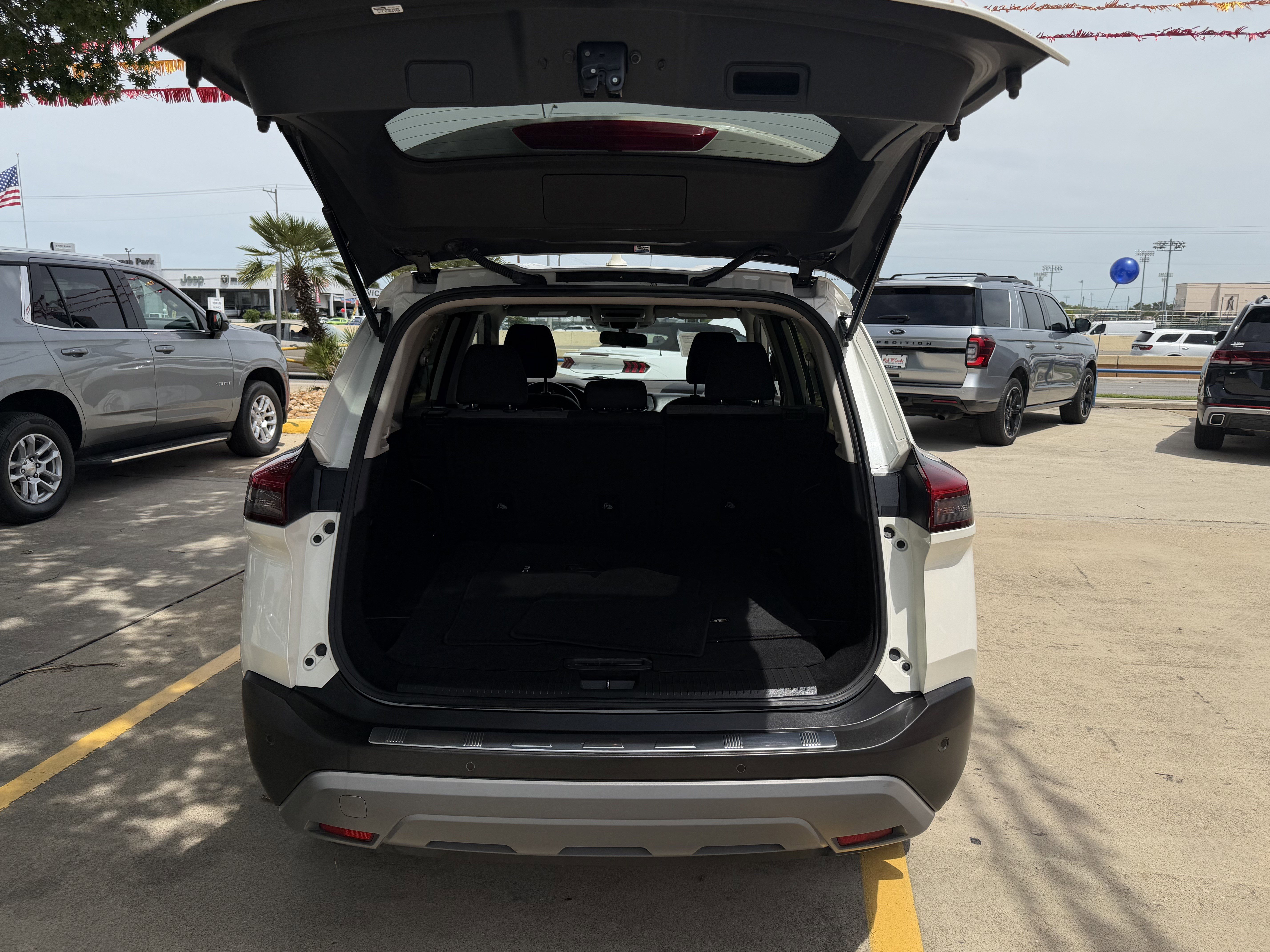 Used 2023 Nissan Rogue SV FWD image 8