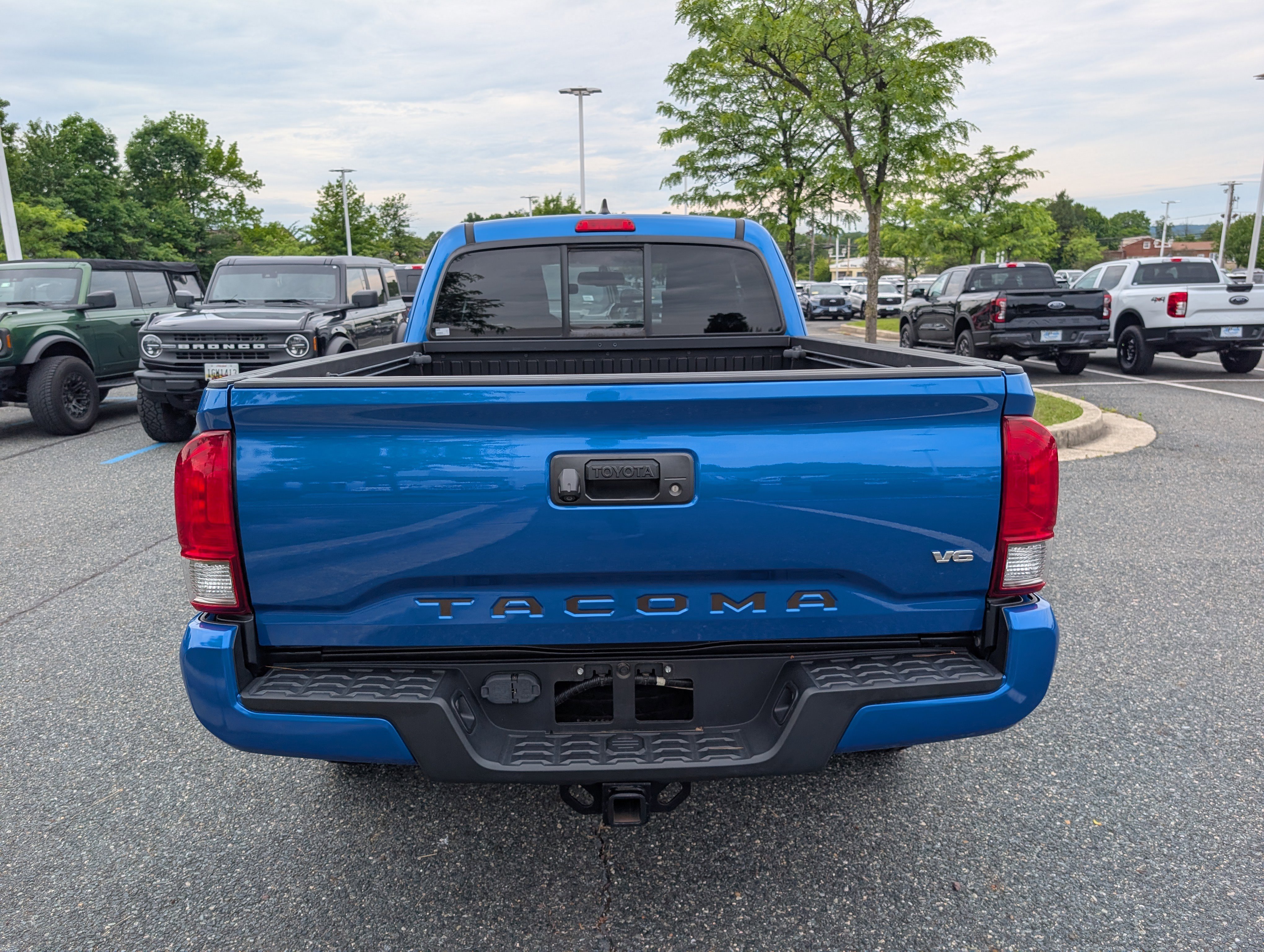 Used 2017 Toyota Tacoma TRD Sport AWD/4WD image 4