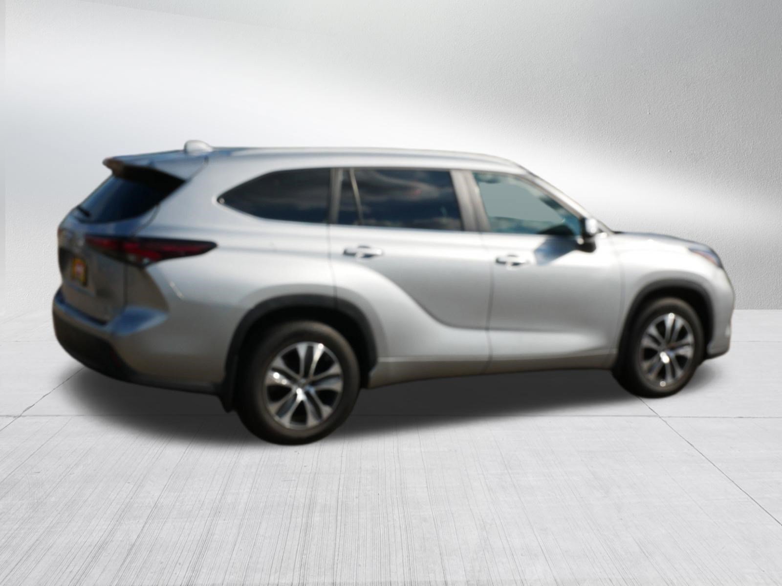 Used 2024 Toyota Highlander XLE AWD/4WD image 7