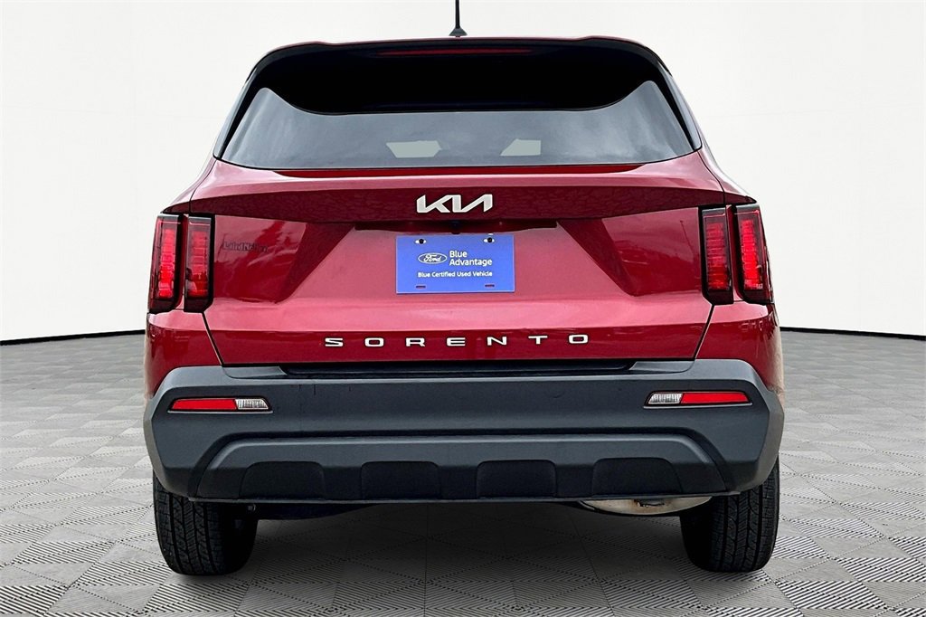 Used 2022 Kia Sorento LX image 3