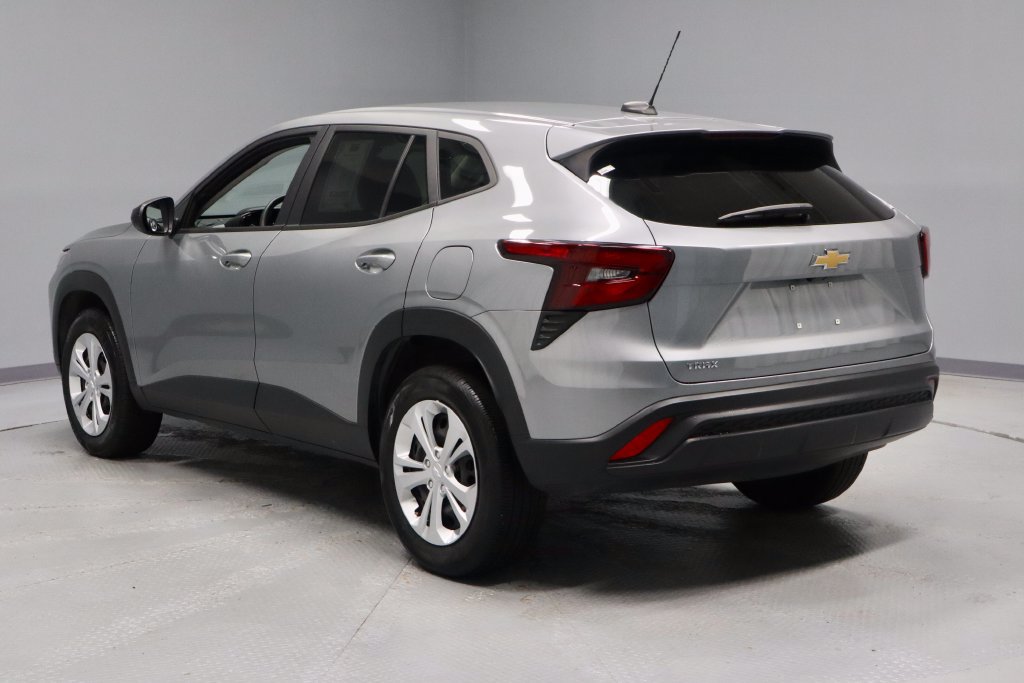 Used 2025 Chevrolet Trax LS FWD image 9