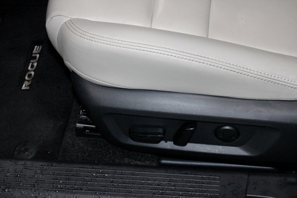 Used 2025 Nissan Rogue SL AWD/4WD image 24