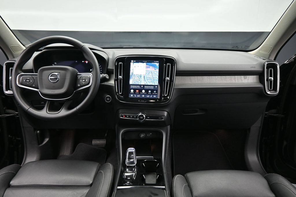 Used 2025 Volvo XC40 B5 Plus AWD/4WD image 21