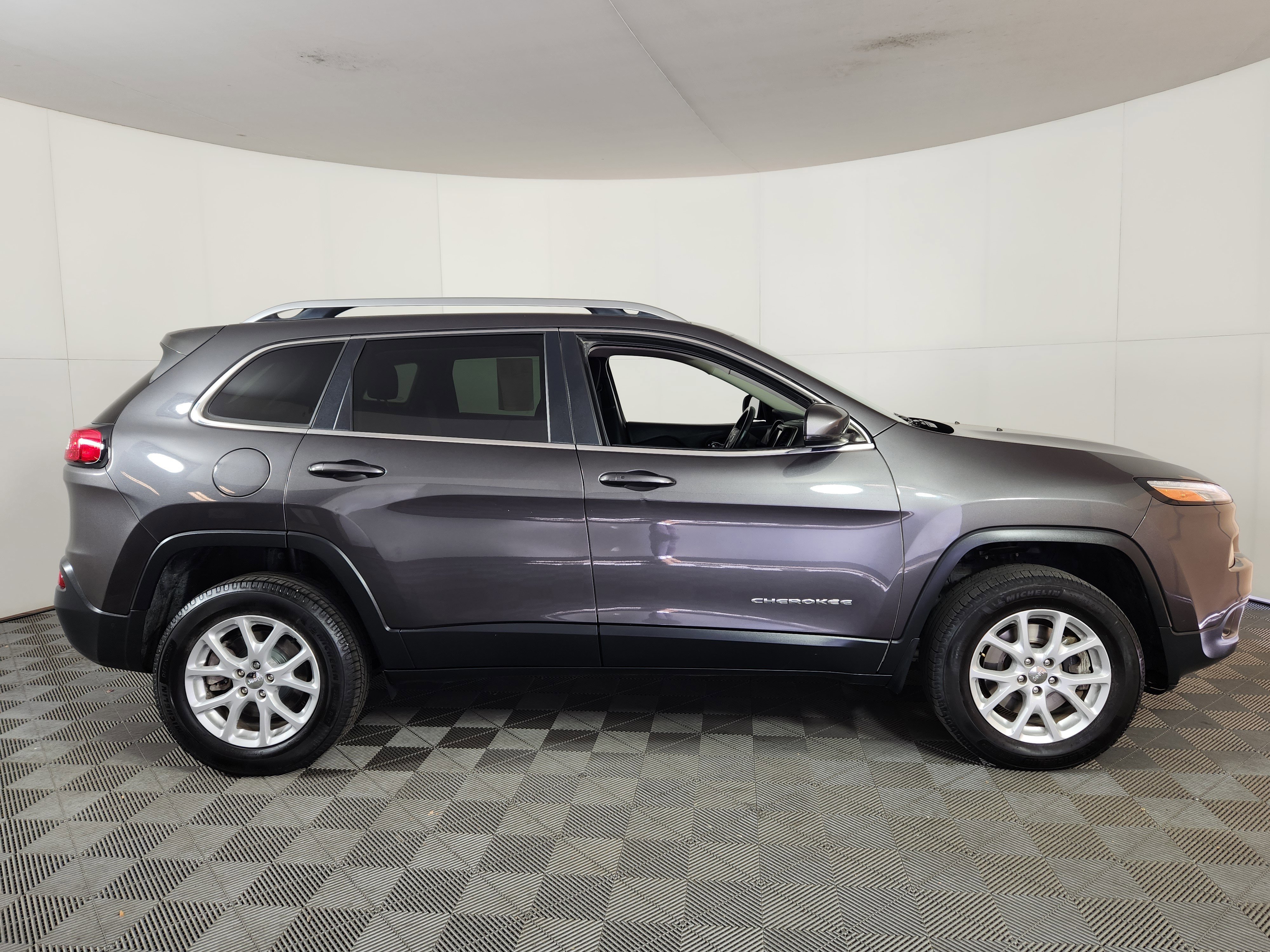 Used 2017 Jeep Cherokee Latitude w/ Comfort/Convenience Group image 6