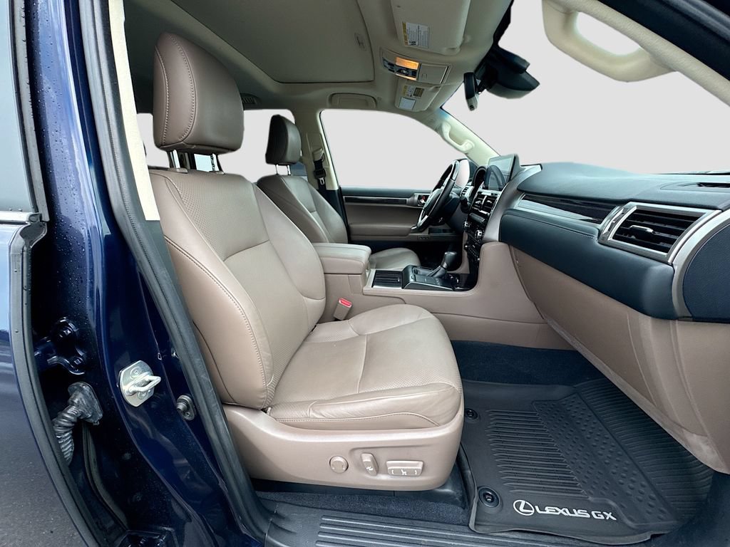 Used 2023 Lexus GX 460 Luxury w/ Accessory Package AWD/4WD image 32