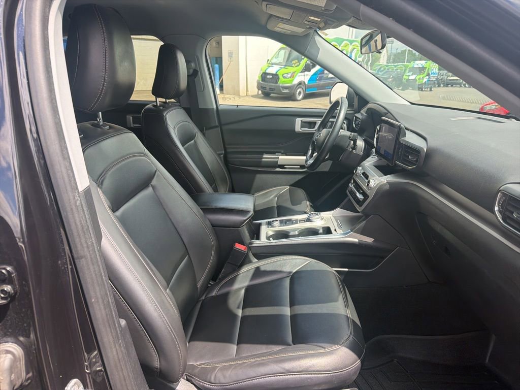 Certified 2022 Ford Explorer XLT w/ Equipment Group 202A AWD/4WD image 34