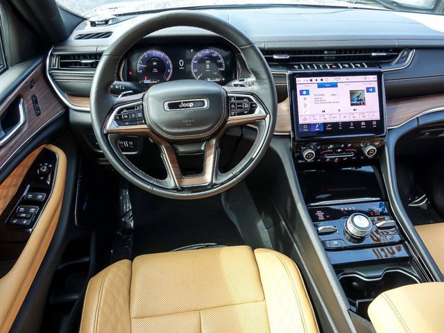 Used 2025 Jeep Grand Cherokee Summit w/ Luxury Tech Group V image 16