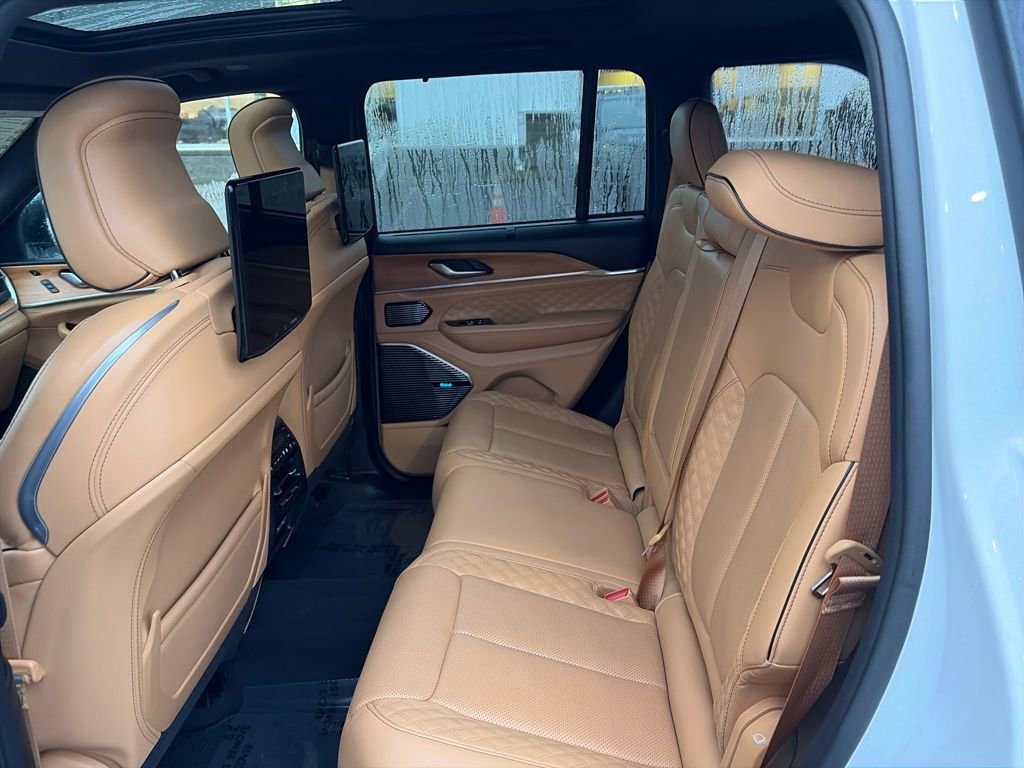 Used 2023 Jeep Grand Cherokee Summit image 9