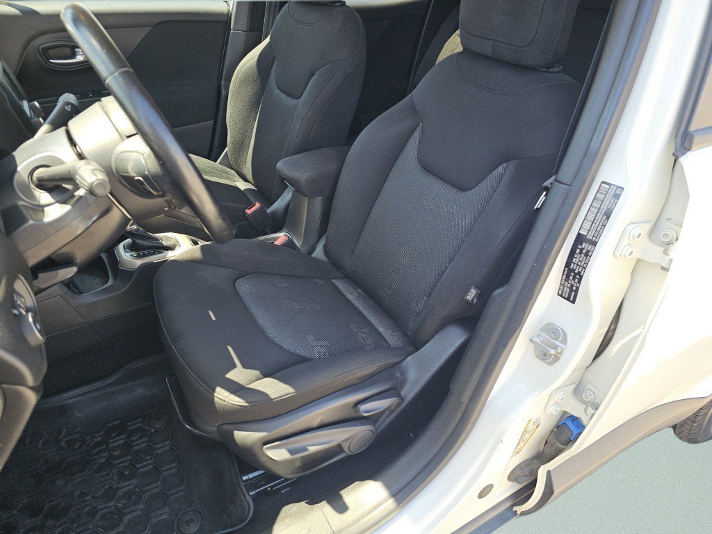 Used 2017 Jeep Renegade Latitude AWD/4WD image 6