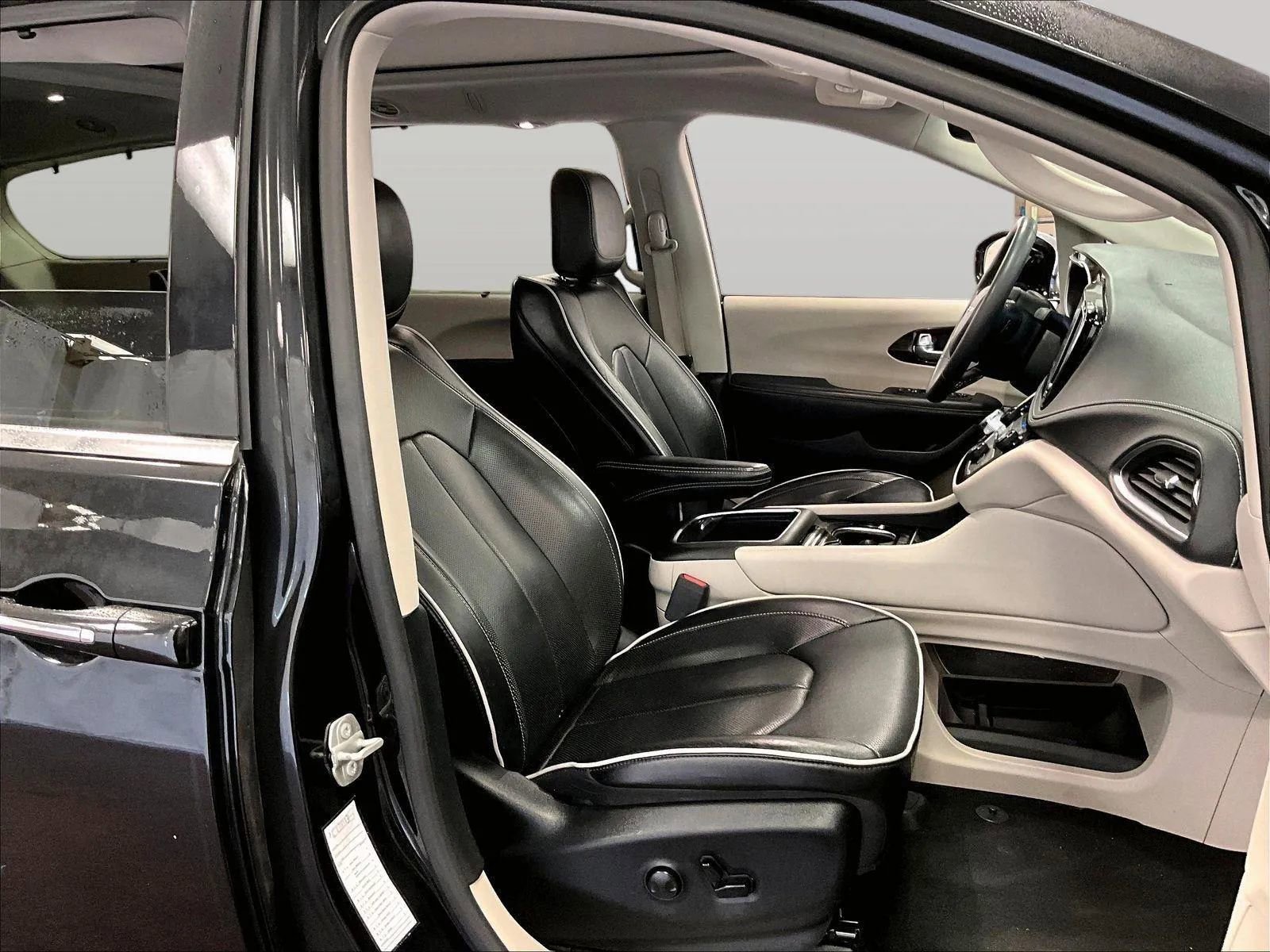 Used 2023 Chrysler Pacifica Limited FWD image 7