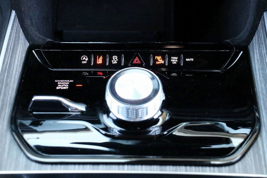 Used 2024 Jeep Wagoneer L Series II image 29