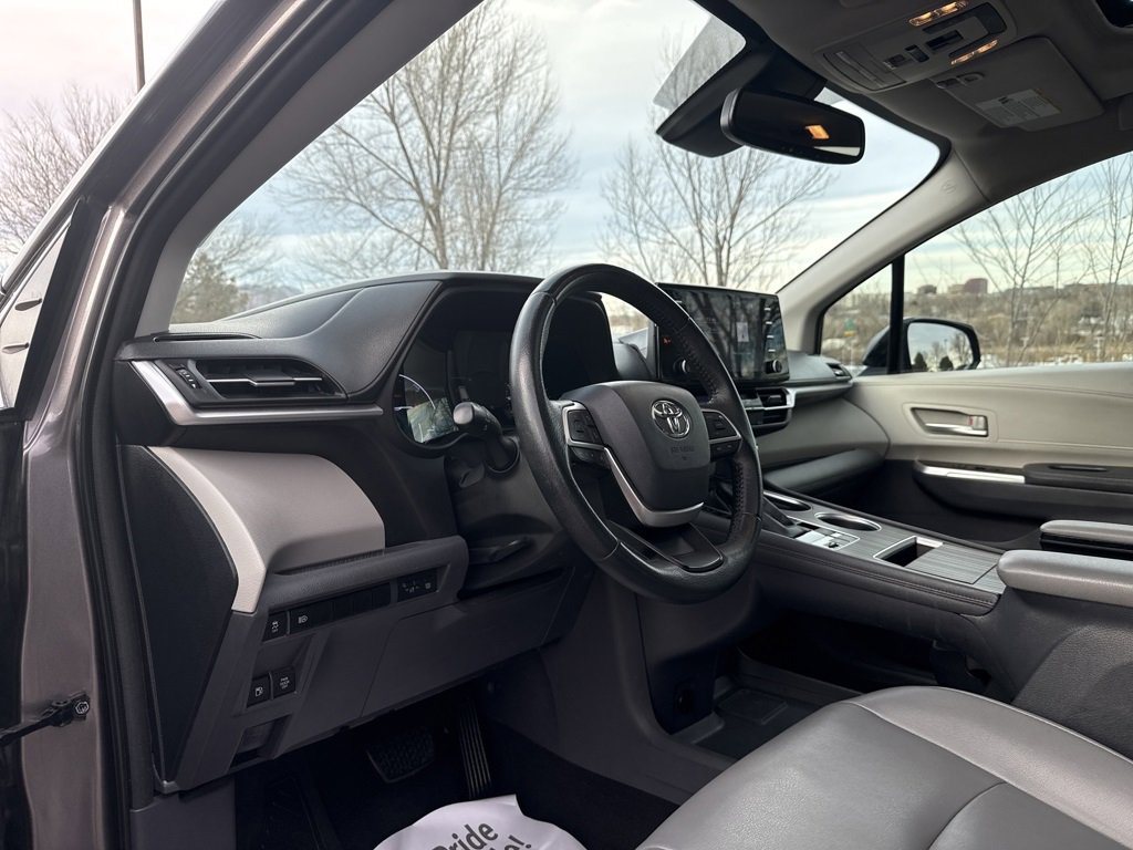 Used 2021 Toyota Sienna XLE image 12