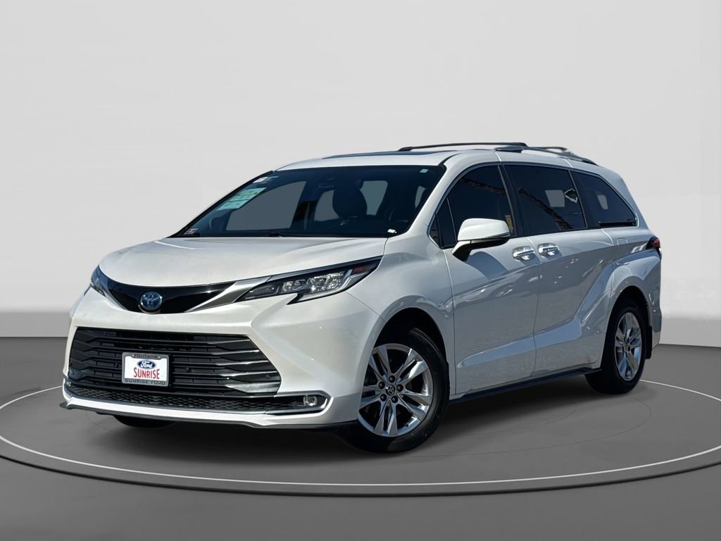 Used 2024 Toyota Sienna Limited image 1