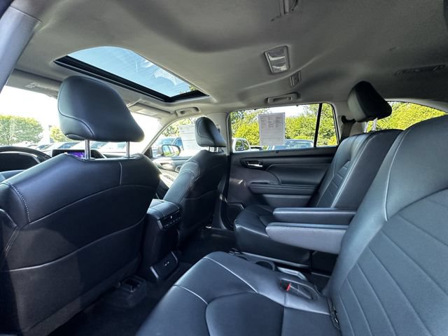 Used 2024 Toyota Highlander XLE AWD/4WD image 18