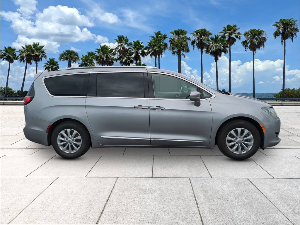 Used 2018 Chrysler Pacifica Touring-L FWD image 8