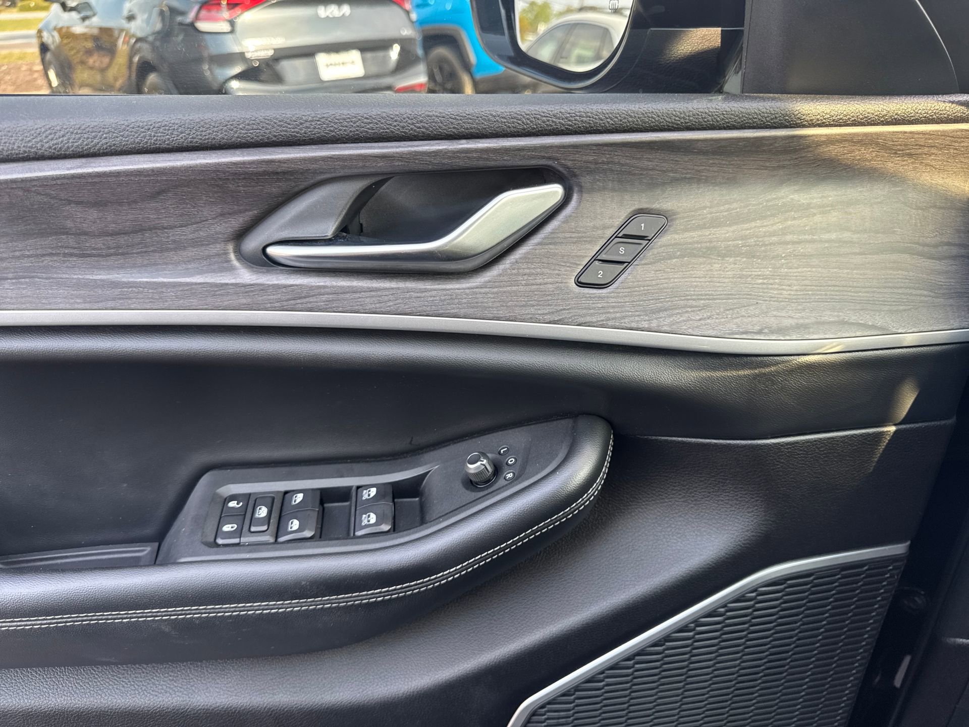 Used 2022 Jeep Grand Cherokee L Limited w/ Black Appearance Package image 37