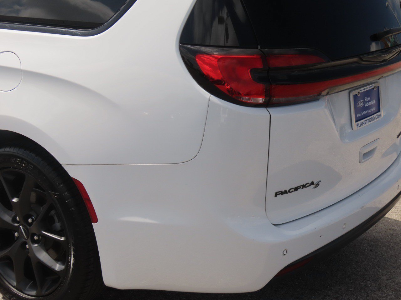 Used 2025 Chrysler Pacifica Limited FWD image 14