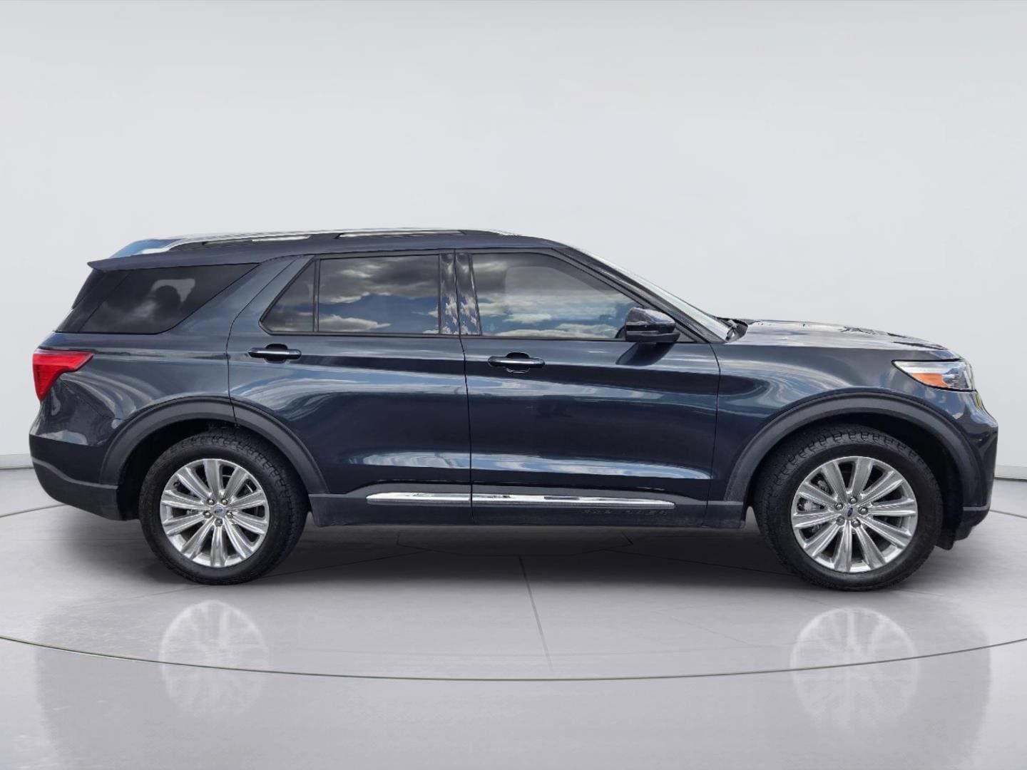 Certified 2022 Ford Explorer Limited w/ Equipment Group 301A RWD image 4