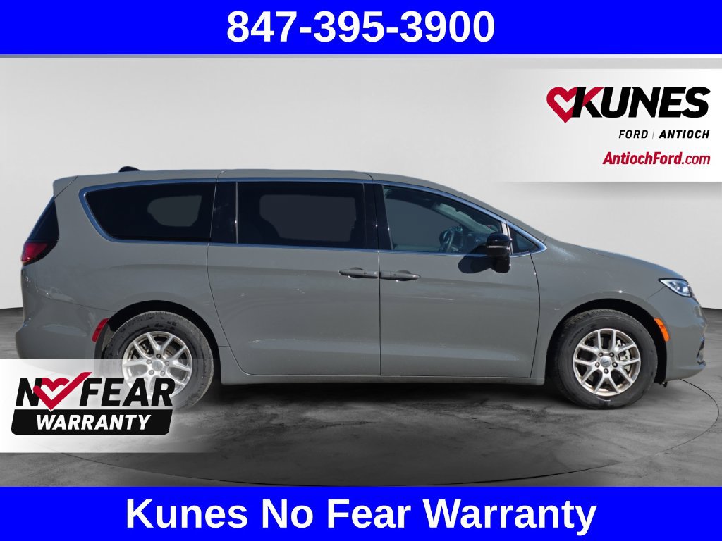 Used 2025 Chrysler Pacifica Select FWD image 11