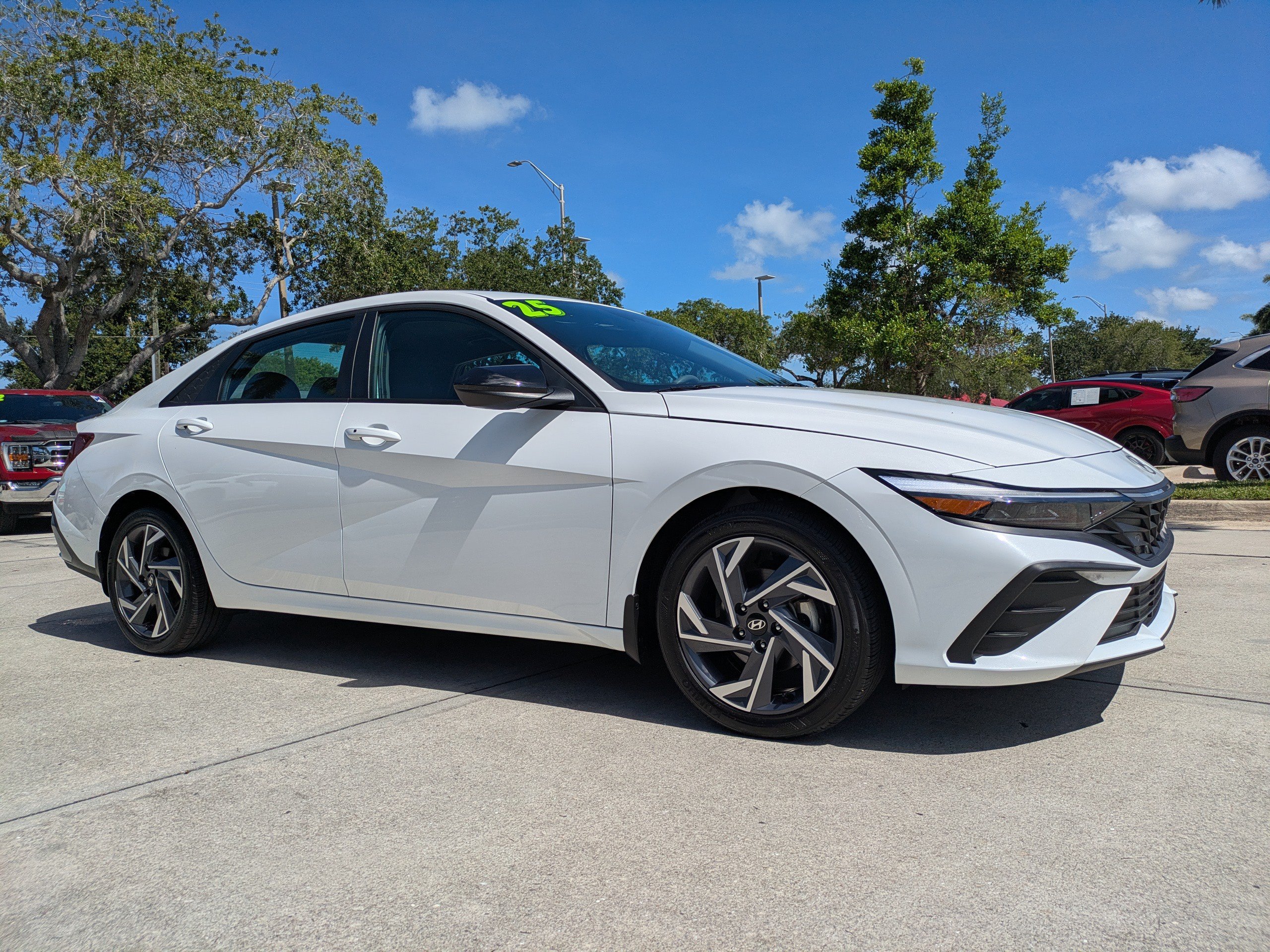 Used 2025 Hyundai Elantra Sport FWD image 2