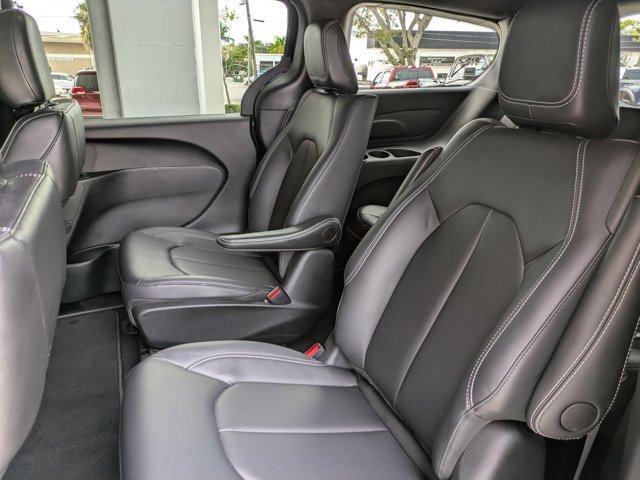 Used 2025 Chrysler Pacifica Select image 16
