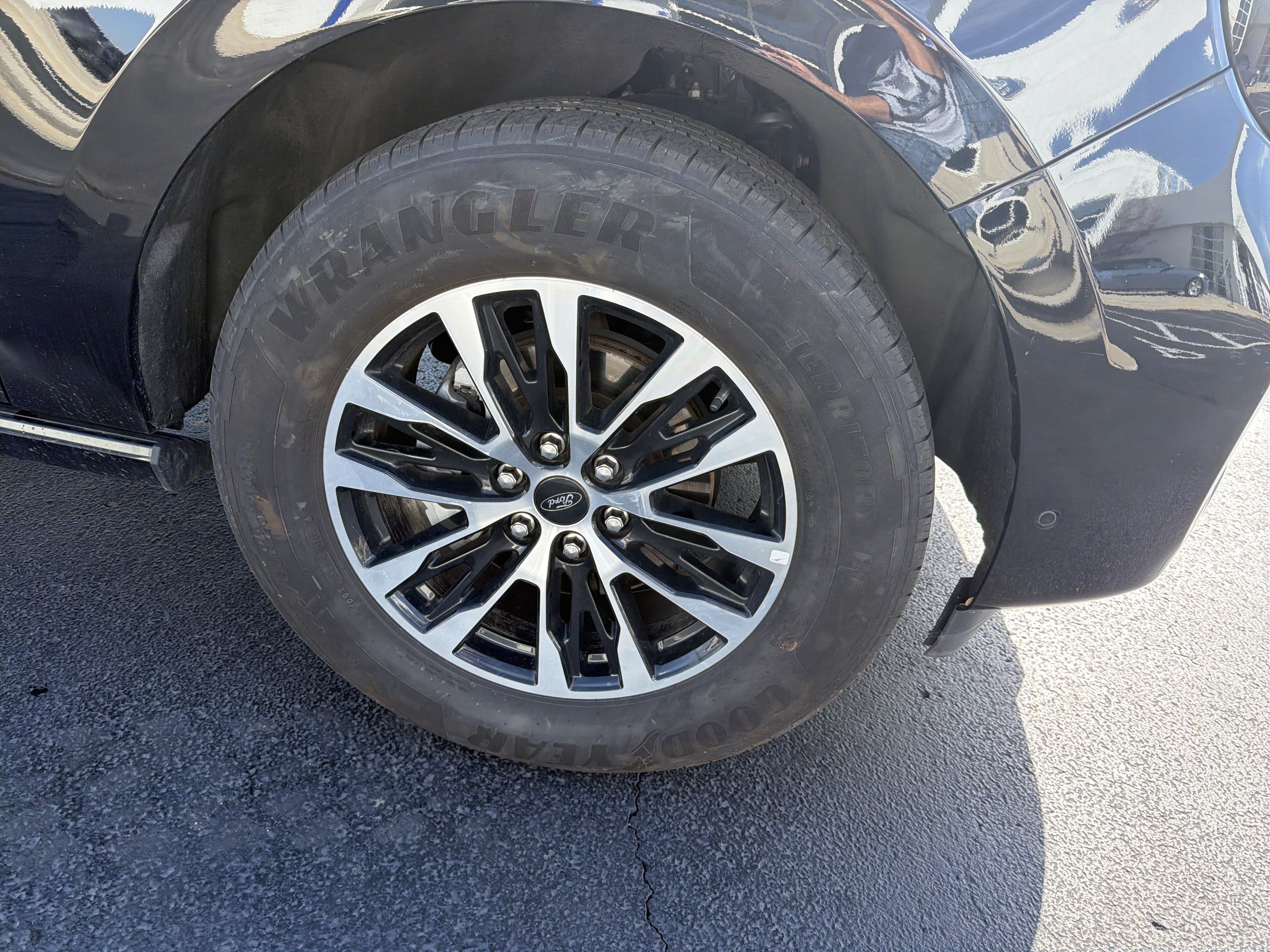 Certified 2025 Ford Expedition Platinum AWD/4WD image 4