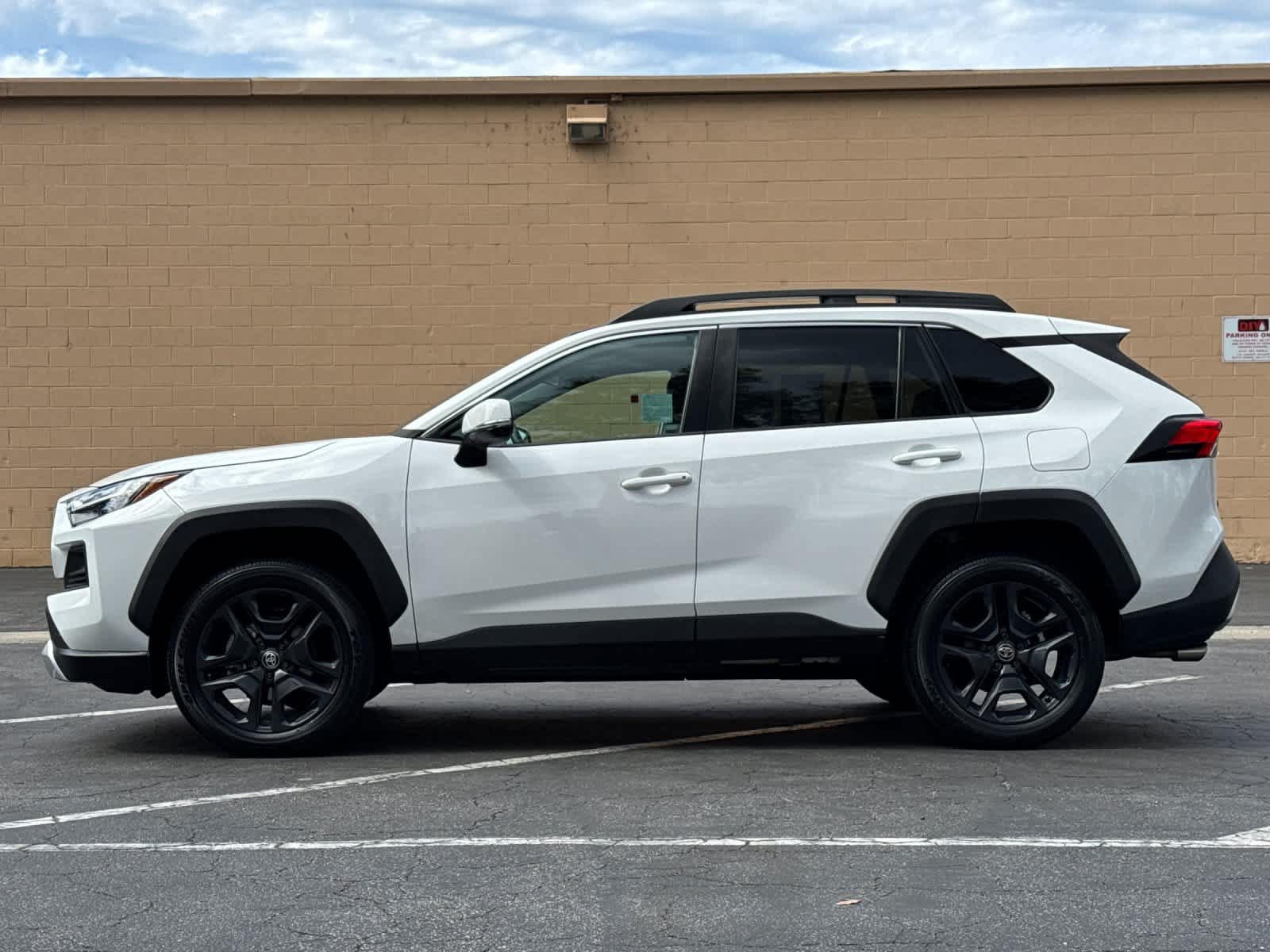 Used 2022 Toyota RAV4 Adventure w/ Convenience Package AWD/4WD image 5