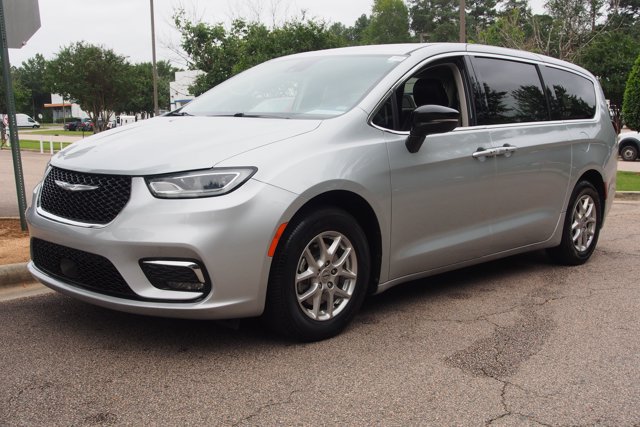 Used 2024 Chrysler Pacifica Touring-L FWD image 3