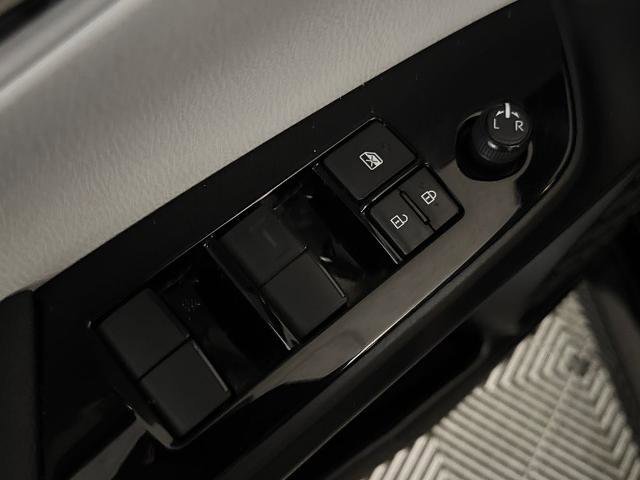 Used 2022 Toyota Prius L image 15