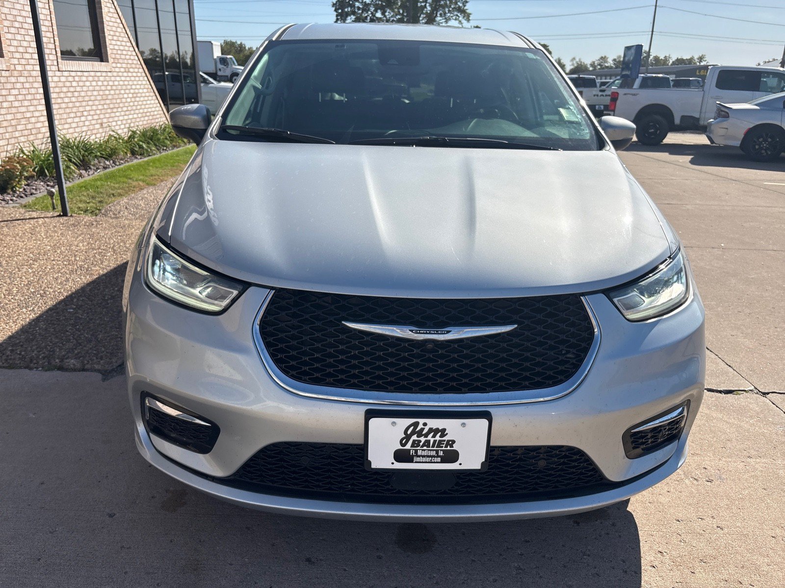 Used 2023 Chrysler Pacifica Touring-L FWD image 7