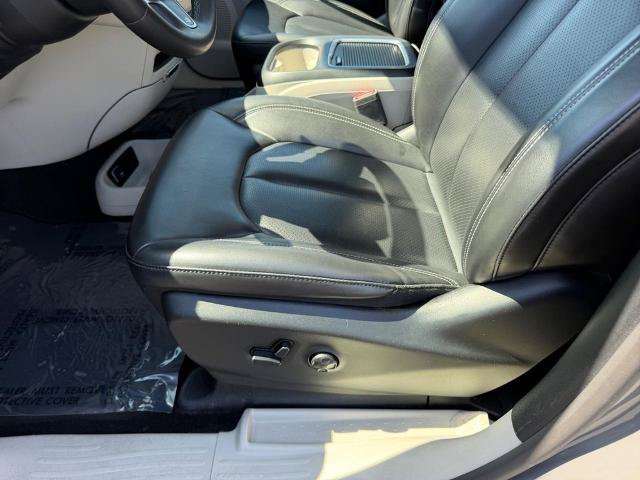 Used 2023 Chrysler Pacifica Touring-L FWD image 23