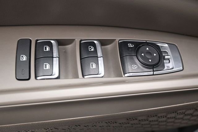 Used 2025 Kia Carnival FWD image 7